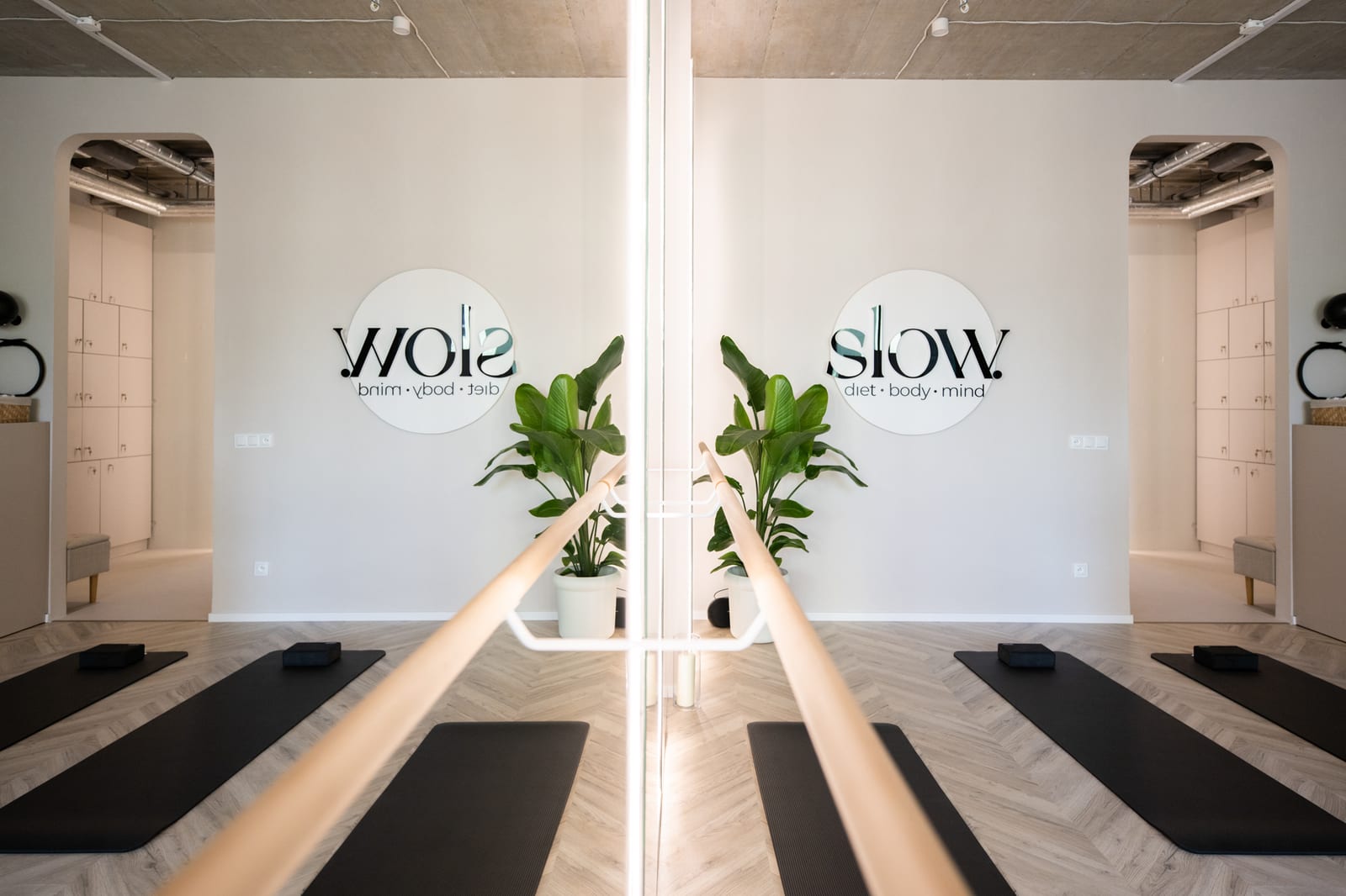 Sala Slow. Pilates Boutique Studio w Krakowie Bronowicach z matami i drewnianym barre.