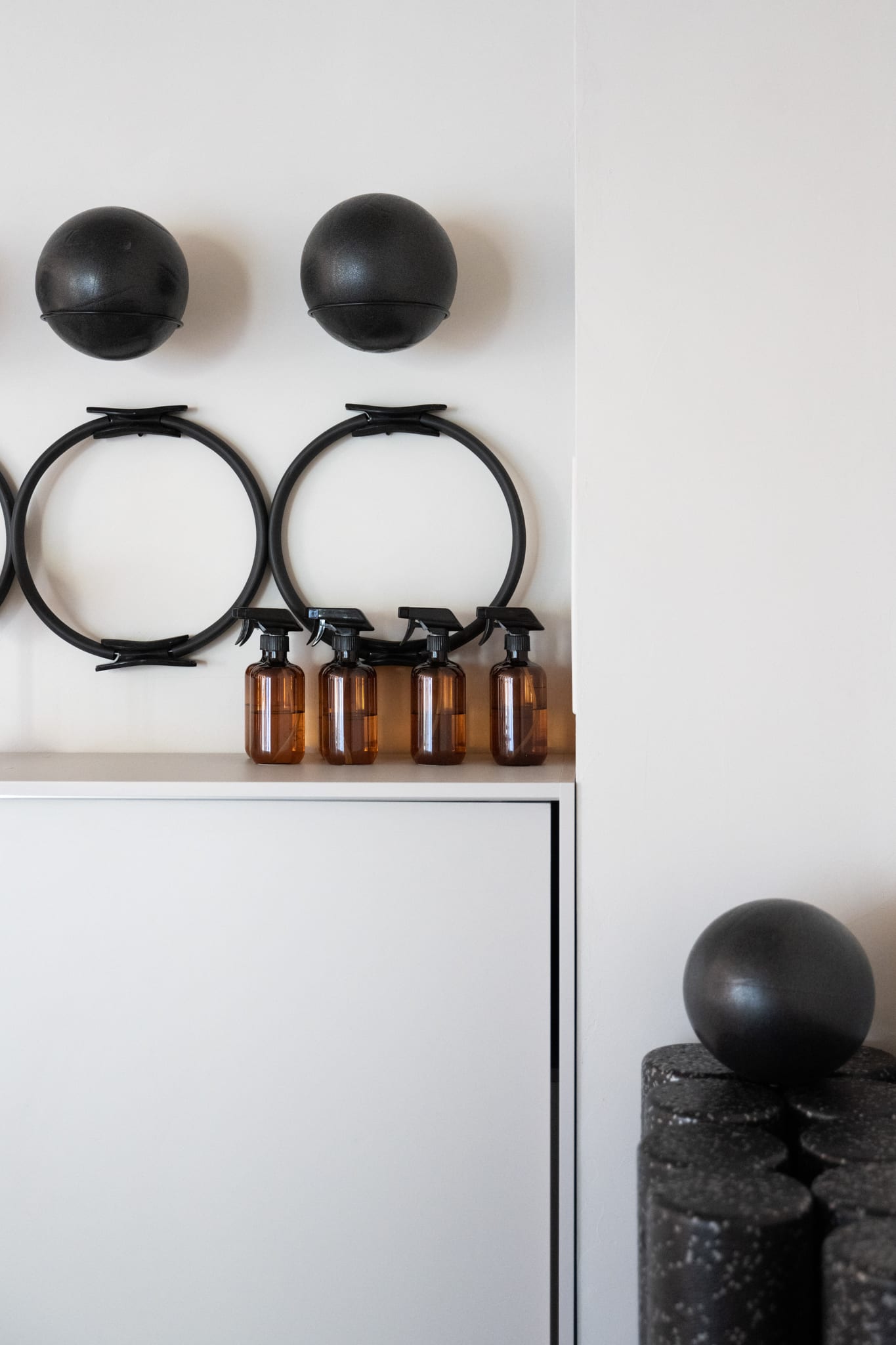 Akcesoria pilates - pilates circle, piłki i bursztynowe butelki w studio Slow.